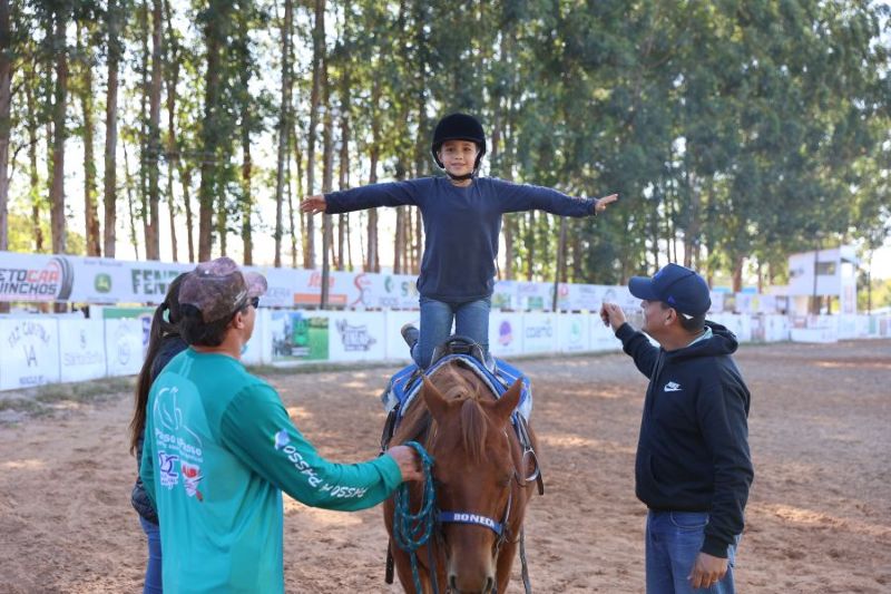 Guilherme vence paralisia e reencontra a infância na equoterapia em projeto com apoio do Senar/MS
